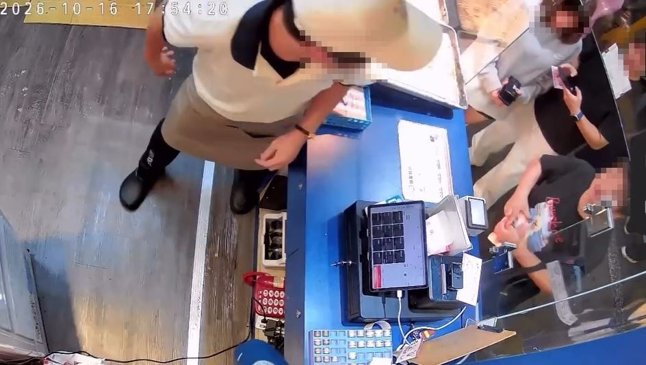 西門町甜甜圈店員「跳出櫃台」狂揍黑衣大媽！路人全嚇壞　店家曬監視器揭真相