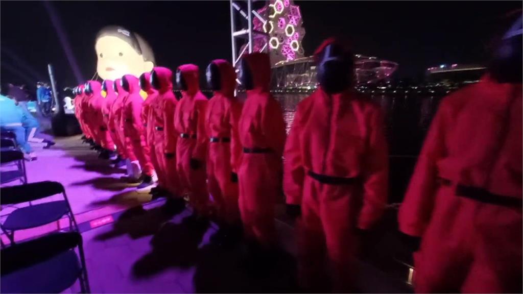全球最大「英熙娃娃」占領愛河灣!!無人機秀重現魷魚遊戲角色