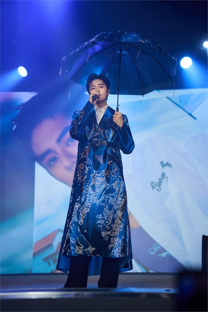 快新聞/Ozone成軍4週年玩超大!不只互唱神曲 6帥變「水手服美少女」嗨翻全場