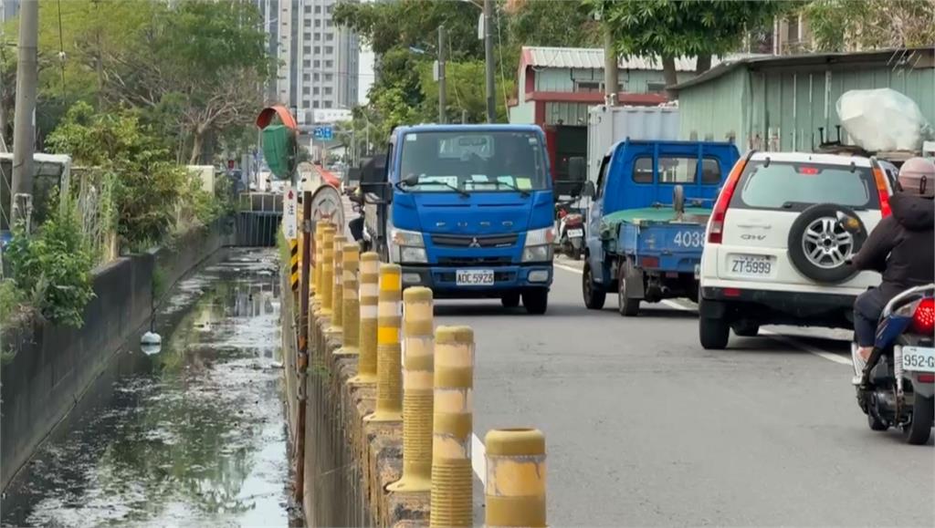 母控遭砂石車逼車摔水溝! 高雄女騎士慘摔卡石墩