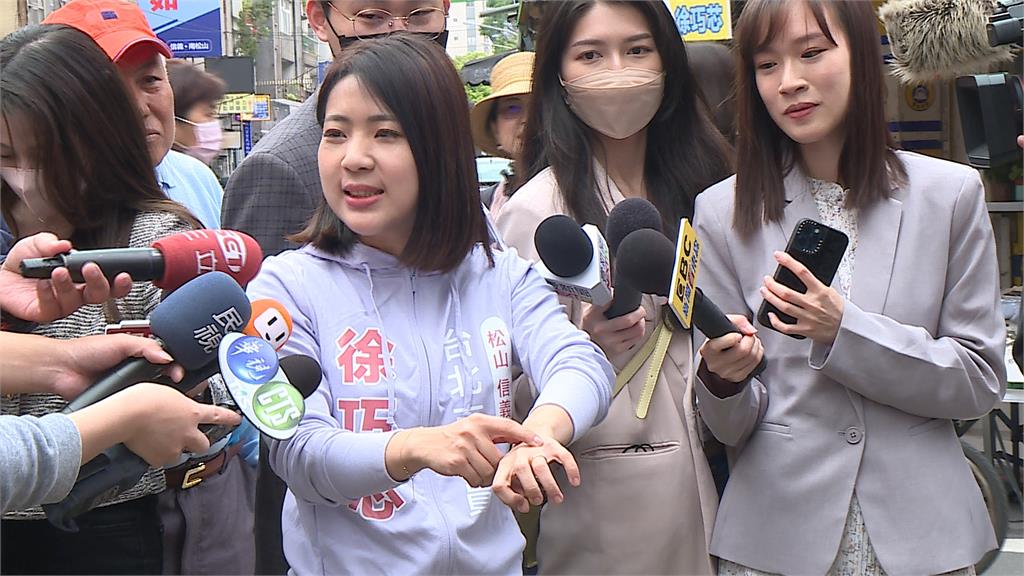 抓費鴻泰手問「要收回罷免粉專的讚嗎」 徐巧芯趴街尖叫!李德維:炒新聞