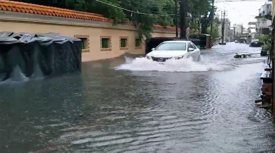 快新聞／高雄、台南「淹水警戒」！ 轎車經小東路地下道險滅頂