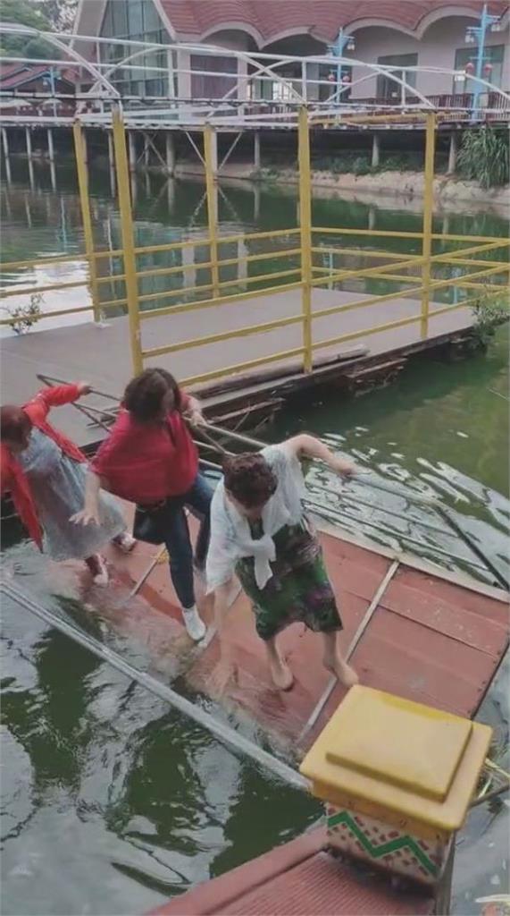 說翻就翻!中國大媽拍美照狂晃浮台 下秒GG場外崩喊:救命啊