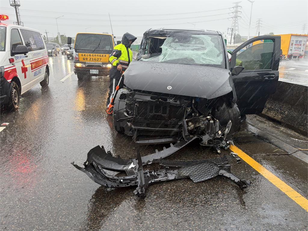 國2桃園大竹段塞爆! 油罐車撞護欄側翻連占三車道