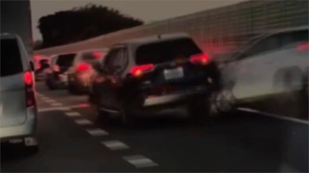 驚險瞬間!國1爆三車追撞 國3貨車車斗「大鋁梯」掉落