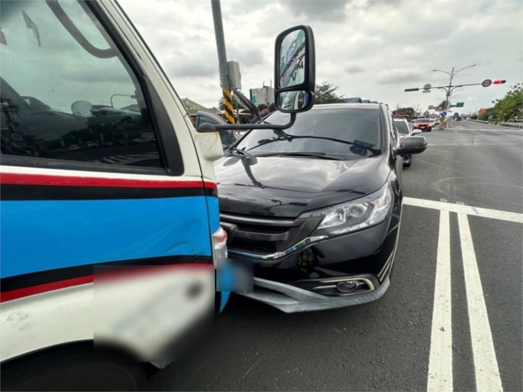 快新聞／又毒駕！高雄黑車莫名停路口...逆向猛撞小貨車　毒蟲駕駛下場慘了