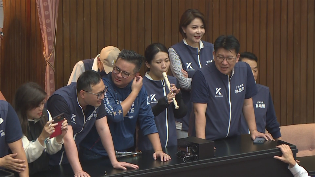 快新聞／鴨霸！國民黨「佔領主席台」和綠委互嗆　「她」還吹直笛