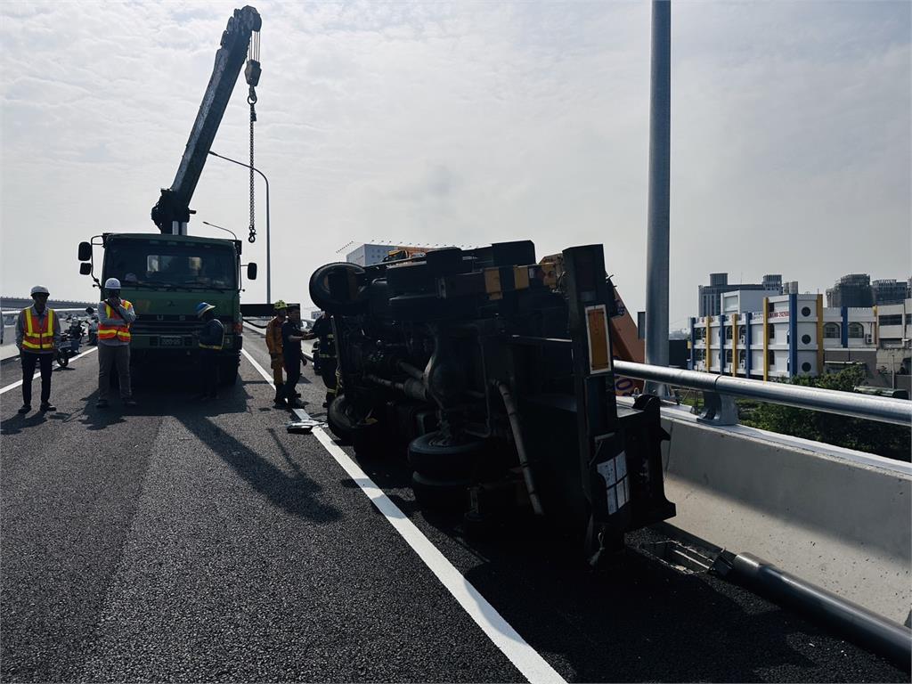 快新聞/台74線銜接國1匝道工程車翻覆 「工人遭壓」1人無生命跡象