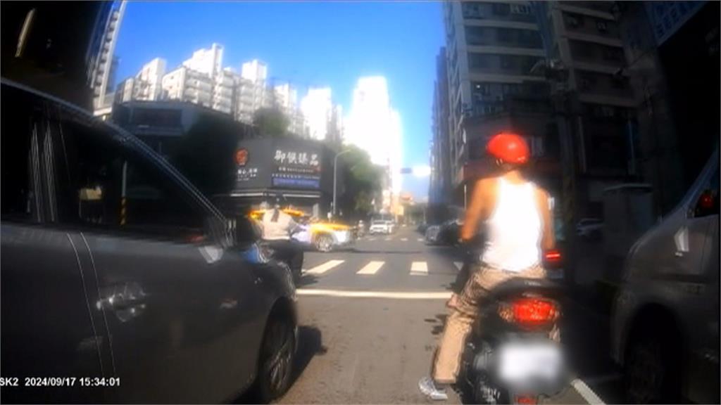 沒扣安全帽遭攔!斷指裝潢工求救 台中警霸氣鳴笛開道