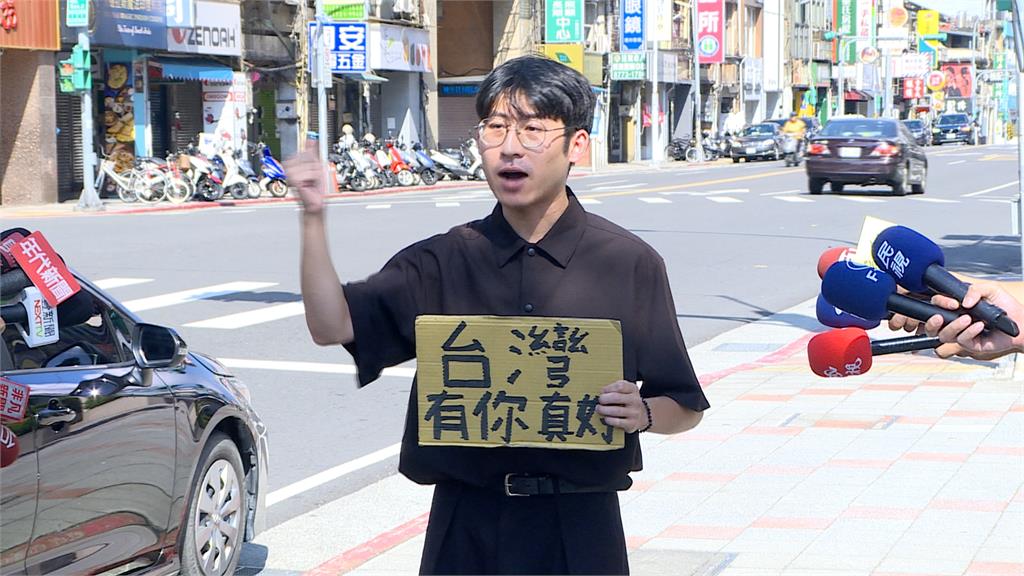 遭李明璇砲轟腦子有洞　鏟子超人現身藍黨部外抗議要求道歉