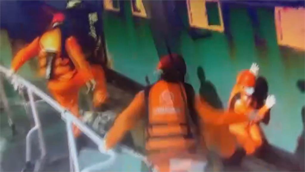 中國漁船撈過界甩尾衝撞　台中海巡強勢執法押回14人