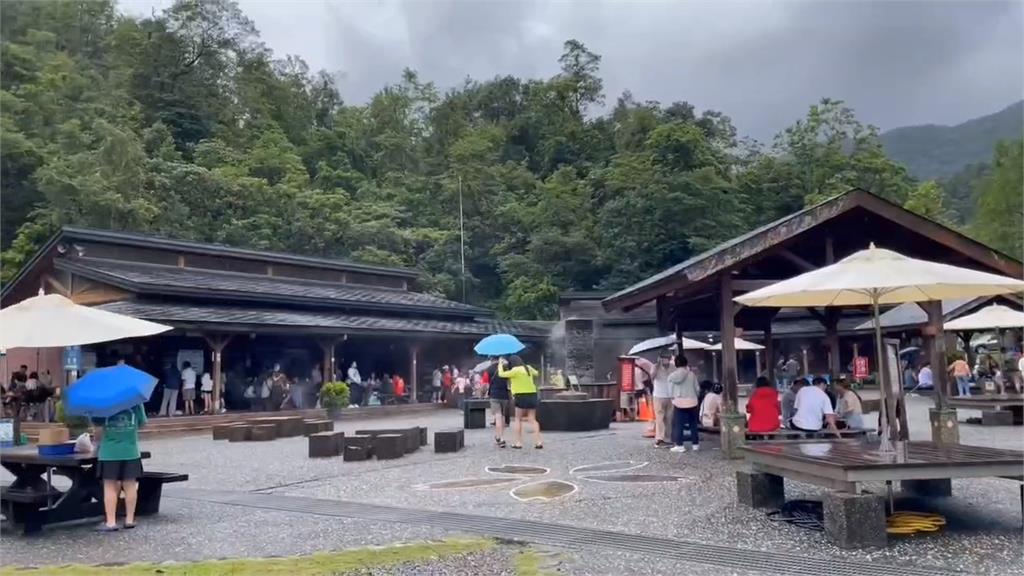 外圍環流影響宜蘭下起間歇性雨勢　地熱公園遊客少、童玩節人氣不減