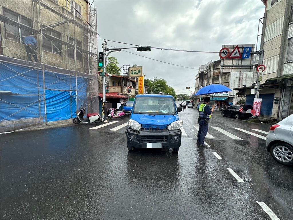 疑天雨路滑!小貨車直直衝 路人遭撞飛卡在路邊貨車車底