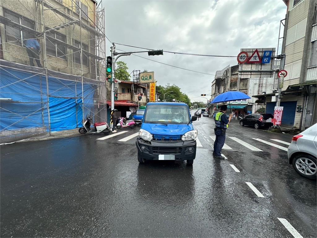 疑天雨路滑！小貨車直直衝　路人遭撞飛卡在路邊貨車車底