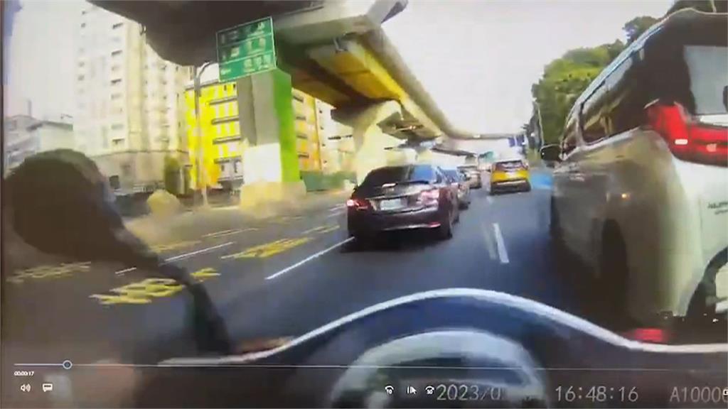 糗!惡煞持棍棒猛砸車行汽車 替朋友尋仇竟然認錯人