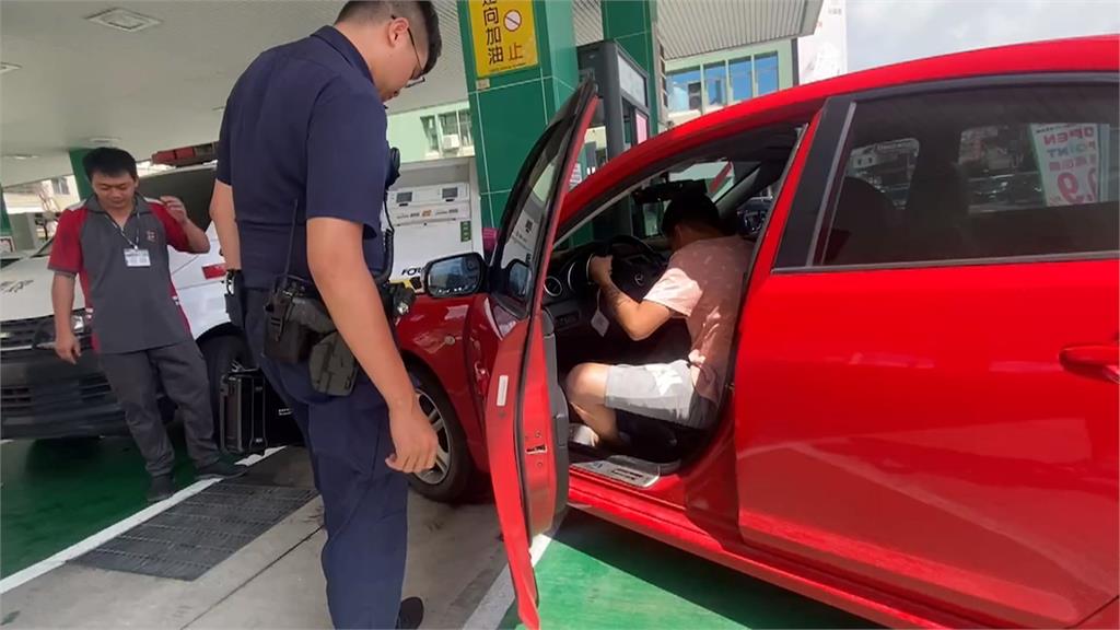 駕駛恍神追撞前車 失控衝進加油站 撞上加油機、救護車