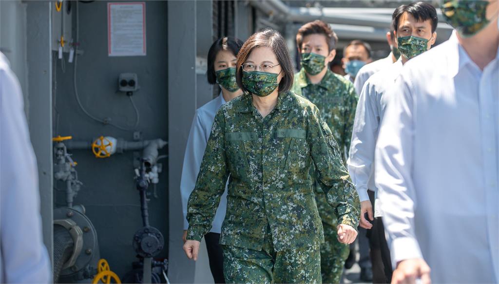 快新聞/總統幕僚穿軍服陪視導遭抹黑 軍方嗆慣例:勿抹煞漢光演習成果