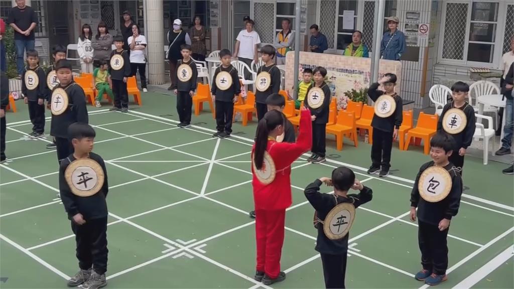 雲林古坑棋盤村辦象棋公開賽　小學生化身「象棋」為比賽暖身