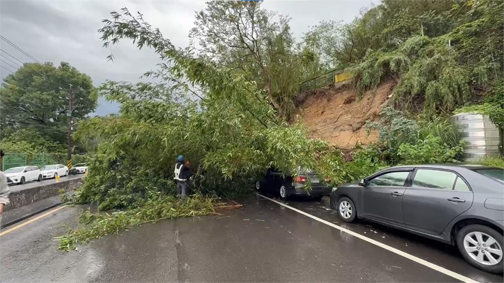快新聞／北台灣強降雨釀災情　竹東土石滑落、路樹倒塌畫面曝光