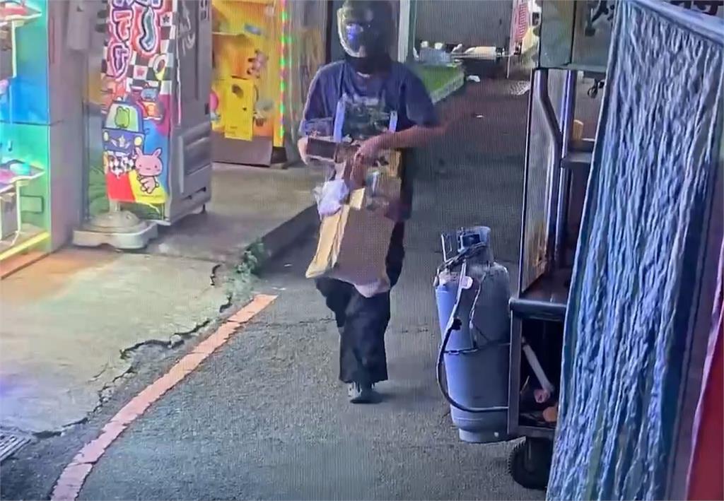 太愛公仔!鎖定夾娃娃店賊搜刮10隻 市價超過8千元
