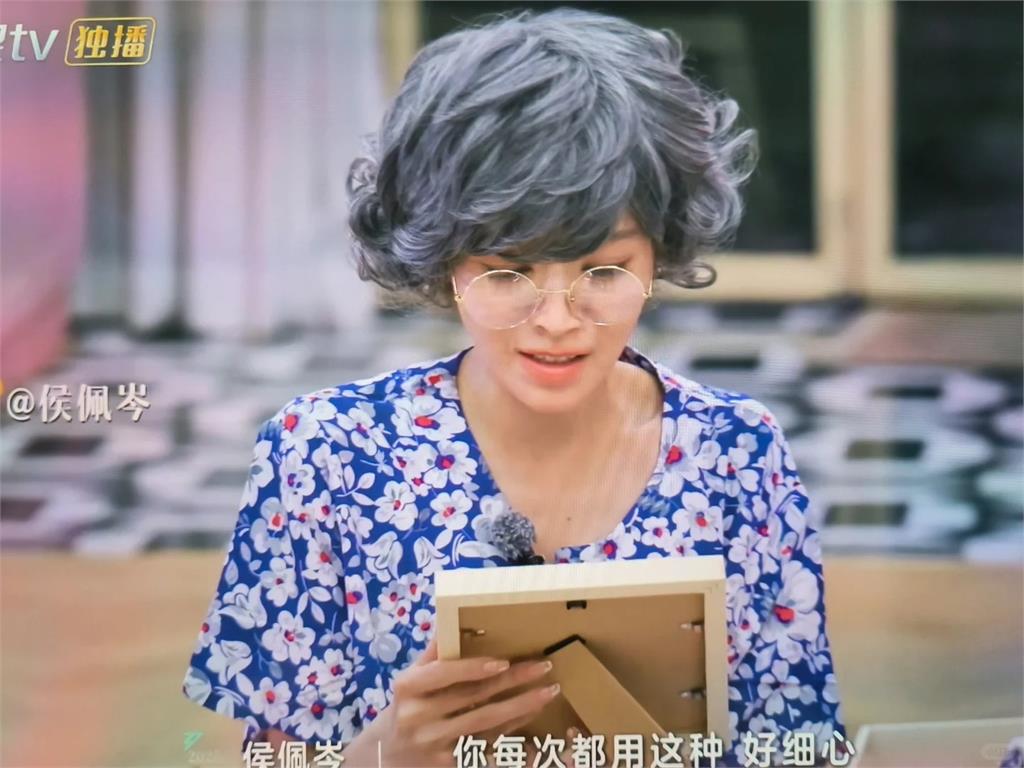 老20歲面貌才外流!侯佩岑赴中國表演「脖子離家出走」僵硬畫面瘋傳