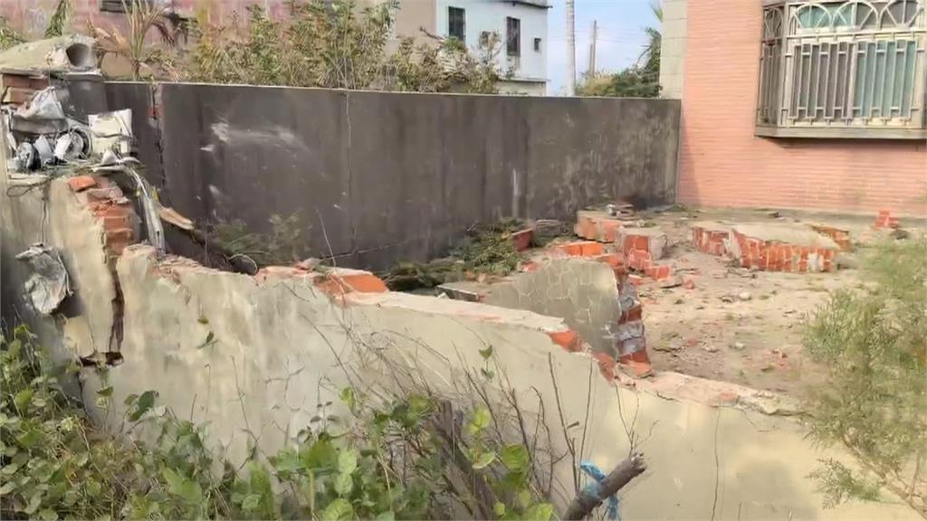 30公尺煞車痕跡! 轎車撞破圍牆衝進果園拋飛亡