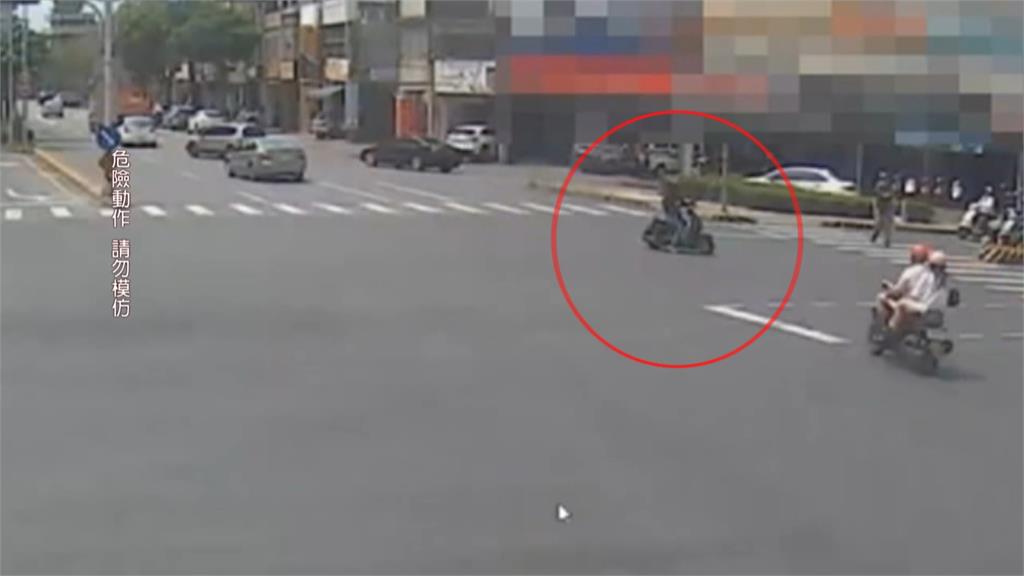 行動神主牌！　騎士「連續逆向鑽車陣」　網友痛批：三寶、不要命