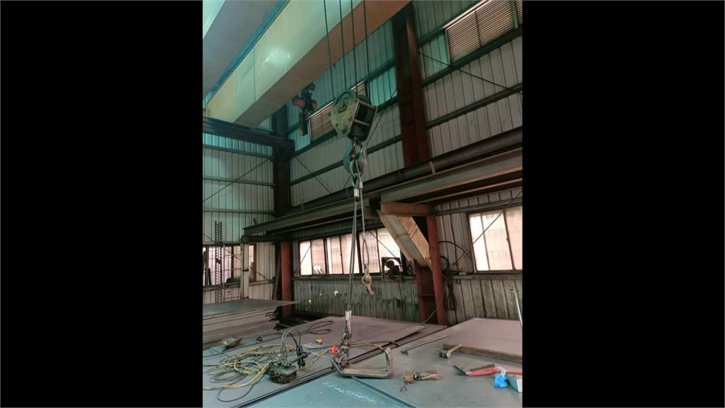 吊具斷裂！2.5公噸鐵板從天降　樹林工廠員工被砸死
