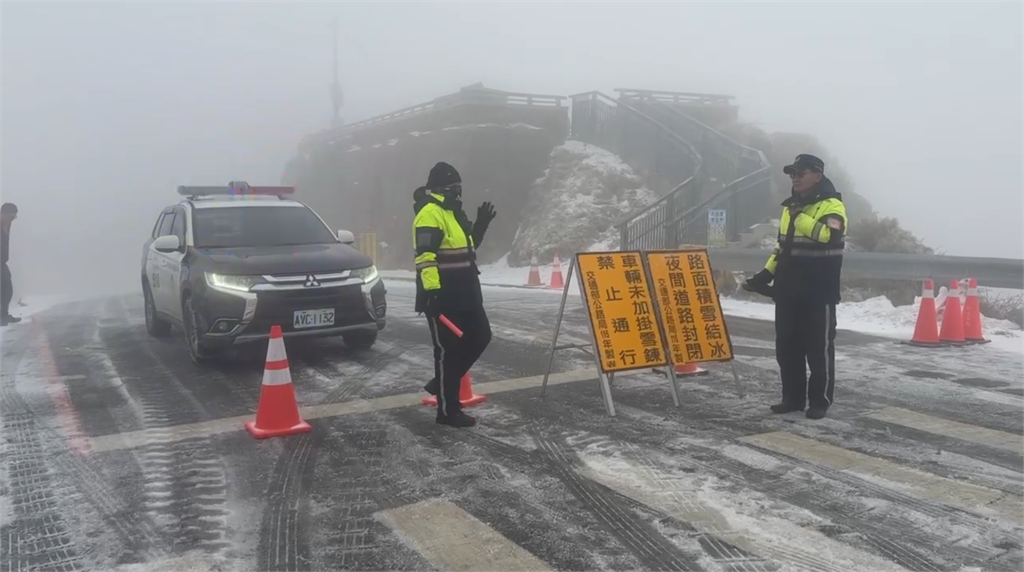 快新聞/合歡山今晨飄雪花!積雪已達2公分 駕車上山需加掛雪鍊