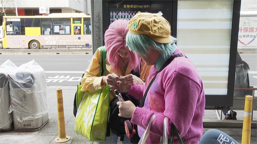 超夯！「獵魔女團」快閃店湧人潮　百貨合作香港迪士尼推打卡點慶20週年