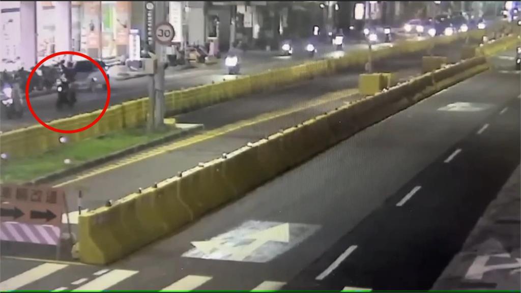 高雄深夜驚見行駛機車沒騎士！　「幽靈機車」現身真相曝光