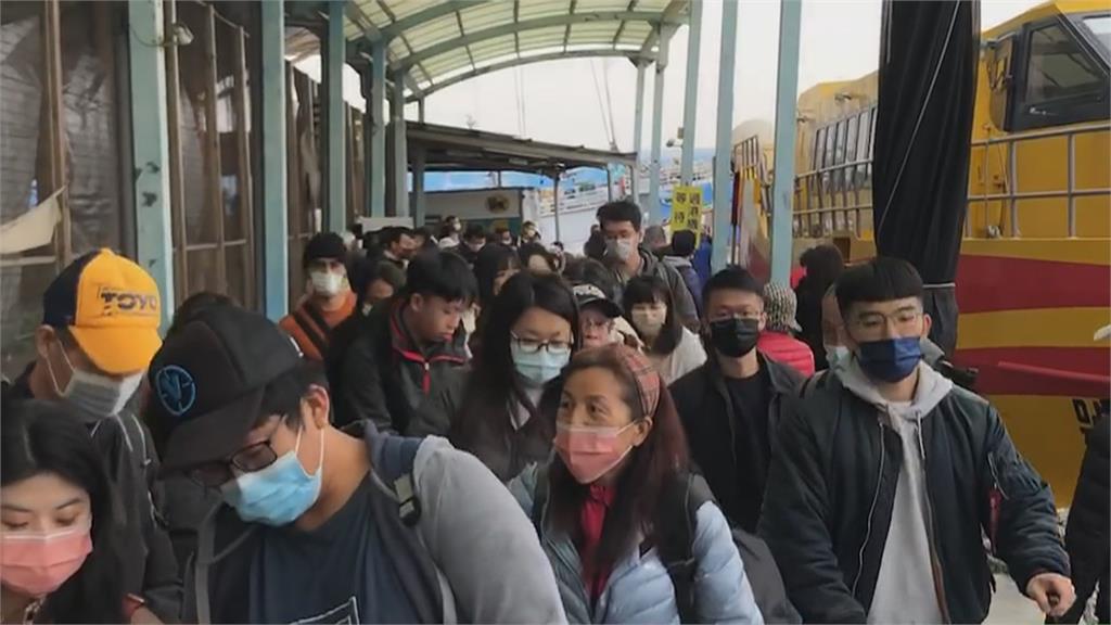 228連假首日出遊趣! 左營高鐵站、東琉碼頭湧人潮