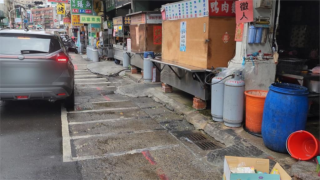 排隊買鴨肉麵「排進停車格」!騎士、顧客當街互嗆
