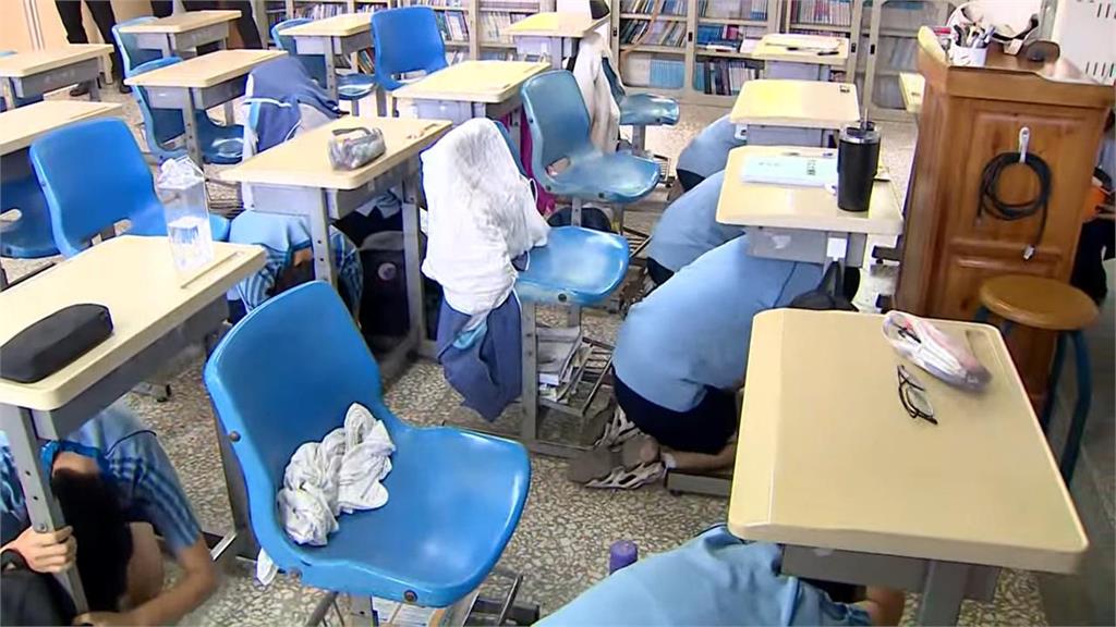 女高生圍住阿北「是賴清德」臭美抓到了!被cue愣住「脫口1句」網讚翻