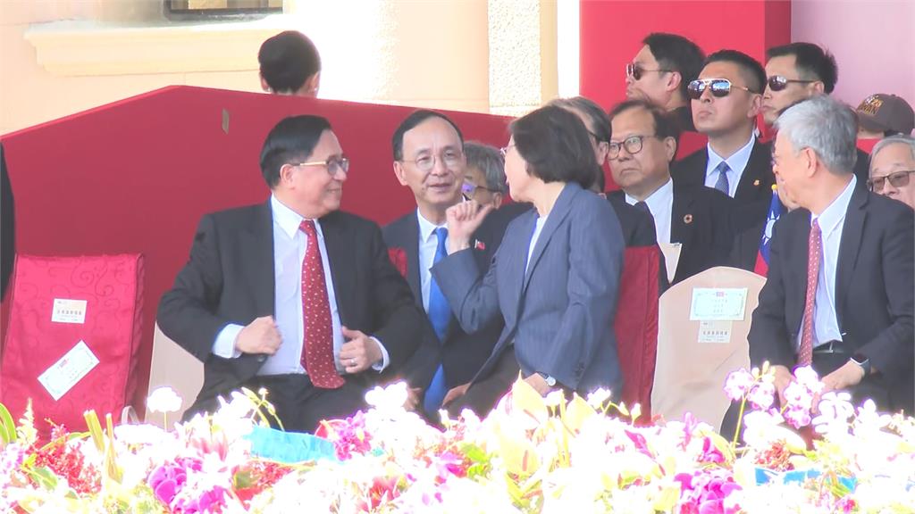 朝野心結未解?賴總統致詞 朱立倫、黃國昌「連手都不拍」