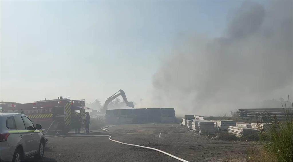 快新聞／慎入！屏東林邊儲料廠「太陽能板失火」　黑煙狂竄景象曝光