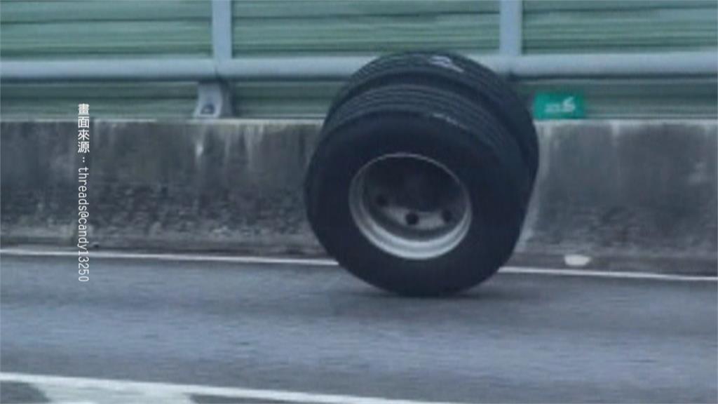 台74線驚見無敵風火輪 貨車輪胎掉車道"邊滾邊起火"