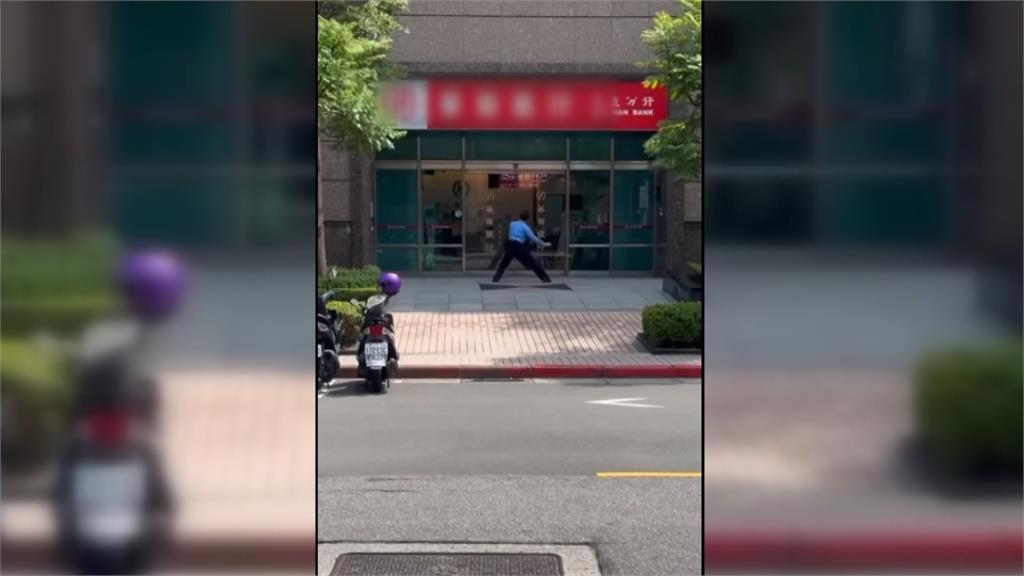 銀行保全門前翻跟斗　網笑：請保全還是馬戲團？