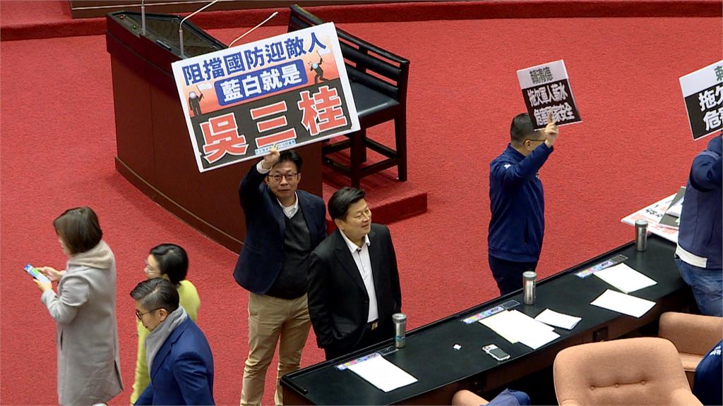 隔空喊話？藍白刪減版軍購逕付二讀　AIT秀川普「以實力求和平」照片