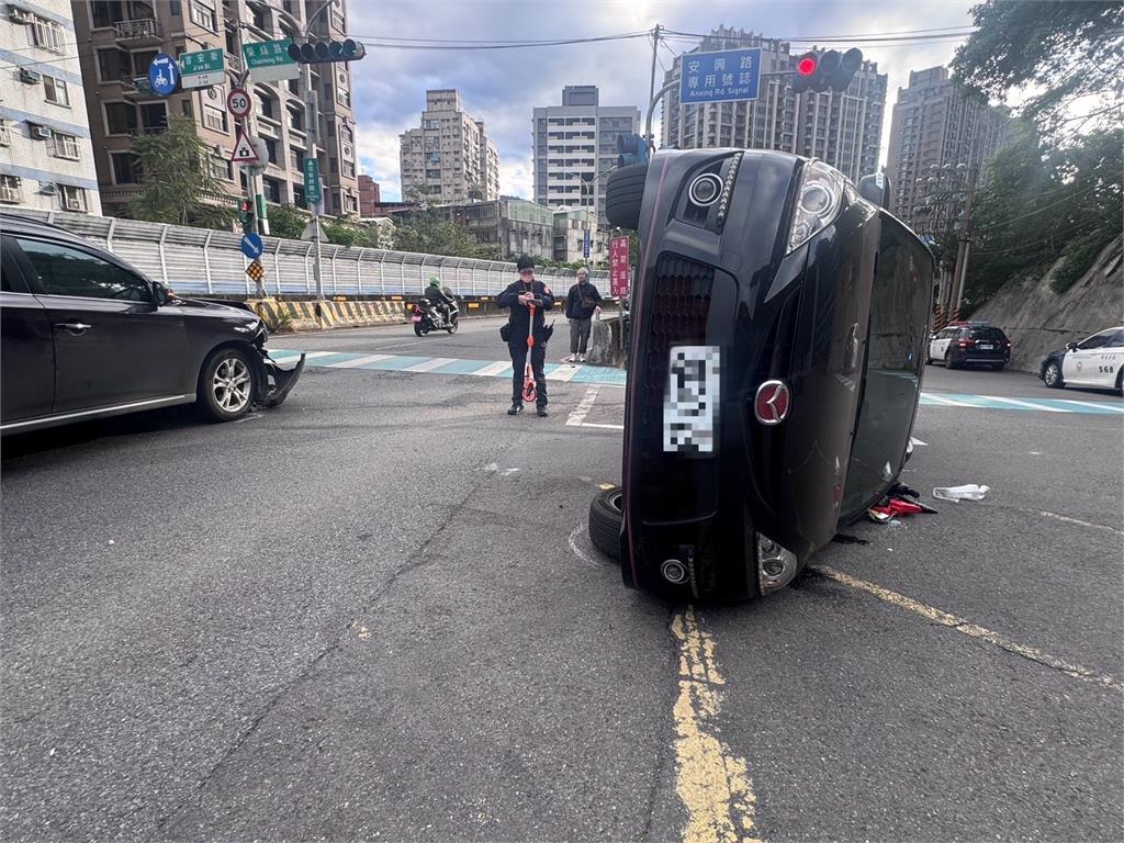 一波三折!休旅車疑搶快遭撞翻 //未拉手煞又撞警車