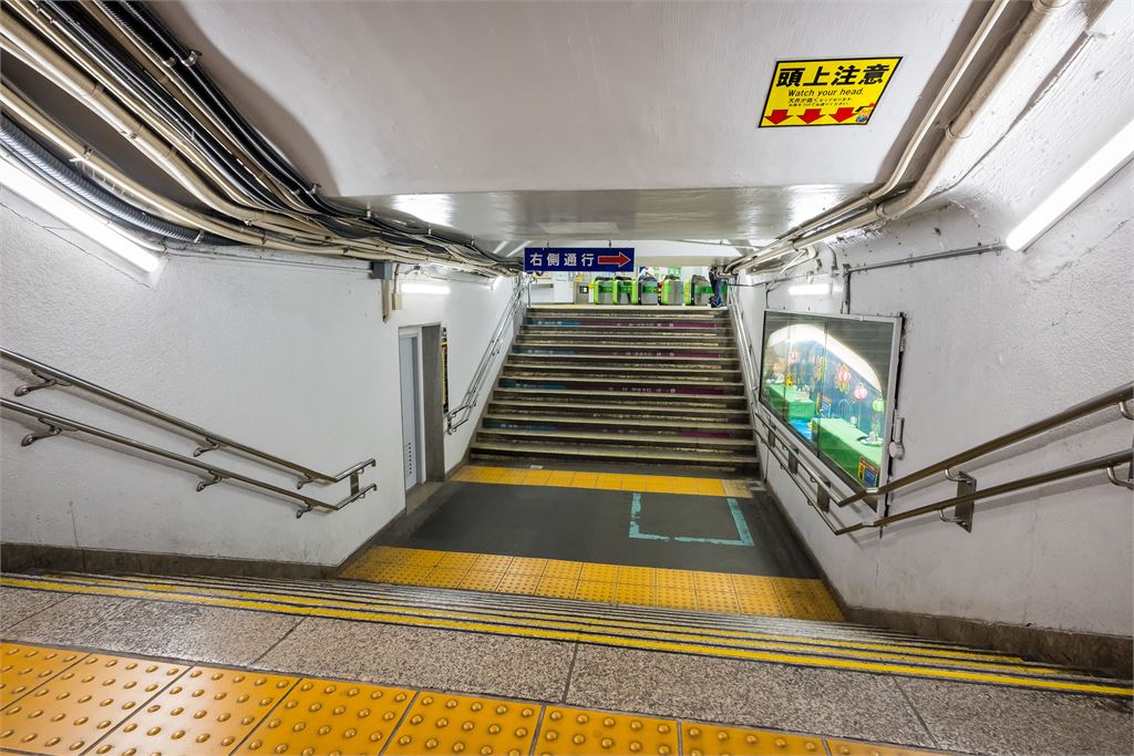 人在沖繩像沒出國？搭電梯脫口「1句」秒被認出　網笑瘋：環球變六福村