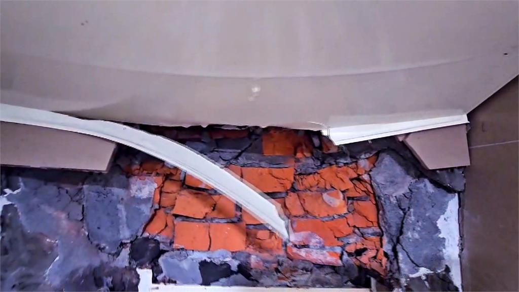 基隆連日大雨釀土石流 10噸重落石砸民宅屋頂傳巨響