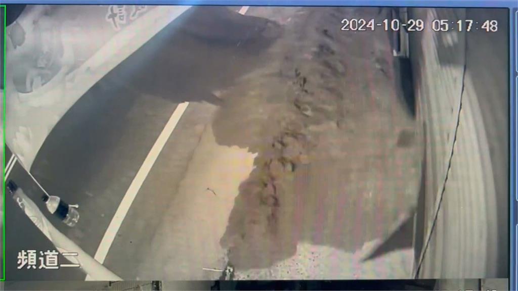 「你家爆炸!」清晨屏東新園南興路路面爆裂 疑水管加壓測試接頭脫落釀禍