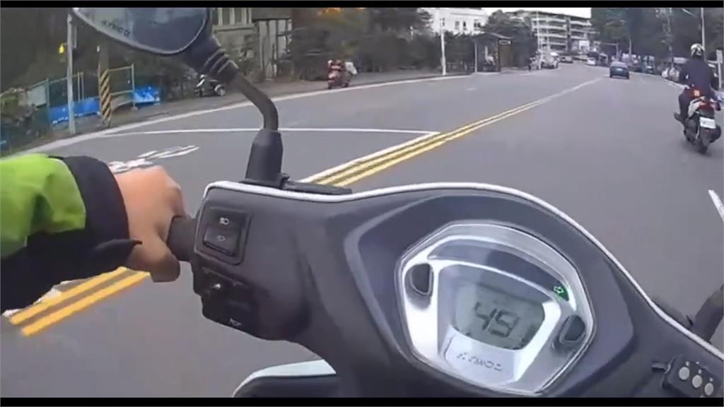 警見車綠燈不走上前盤查 對方加速逃逸!抓到是毒品通緝犯