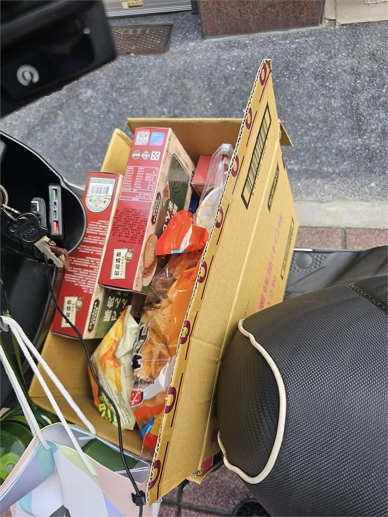 外送員遇到天使阿嬤!被塞「一箱特別小費」感動淚崩:一路哭著送餐