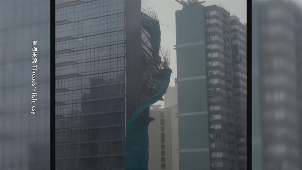 颱風紅霞登陸中國廣東 民眾被超強風雨吹到滑倒