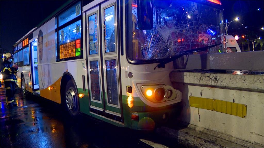 疑司機恍神！ 北市公車失控撞橋墩　12名乘客受傷