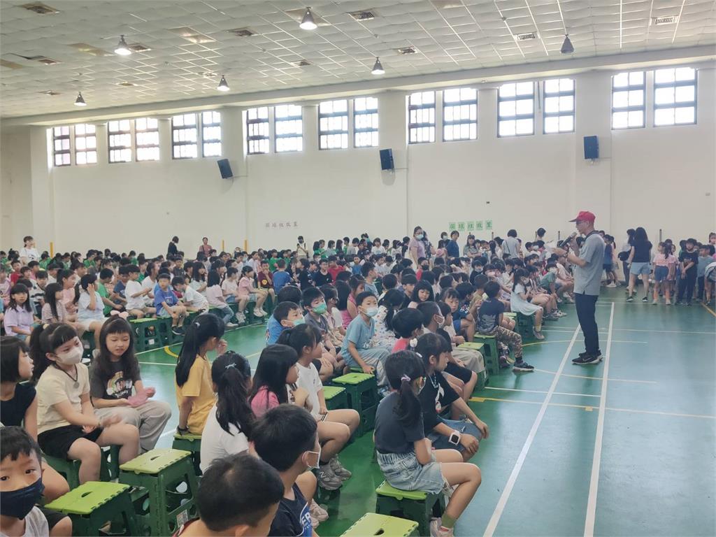 快新聞／活動中心沒空調！頭份國小畢典連2年校外辦　沈發惠爭經費助更新
