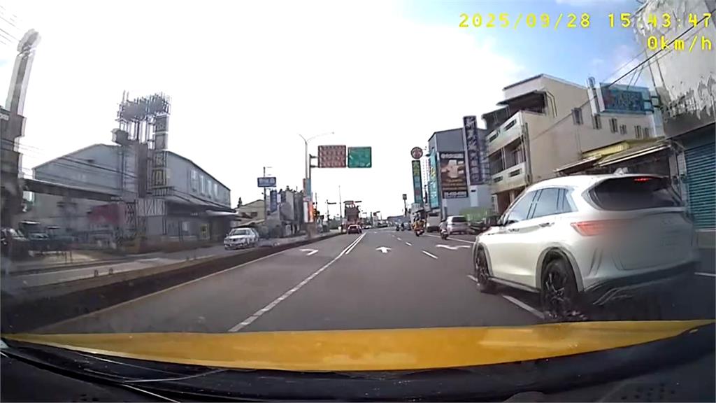 輕叭一聲秒遭逼車! 小黃運將嚇壞「車上還載孕婦」