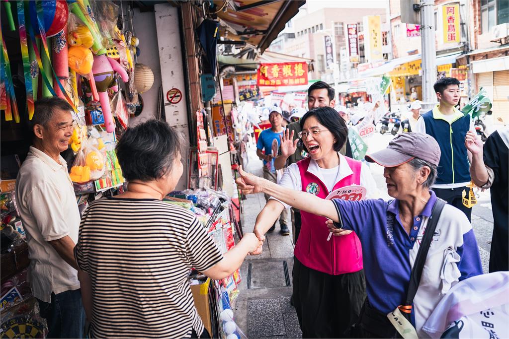 快新聞/罷免倒數13天投票 蘇巧慧淡水掃市場籲:726投同意護台灣